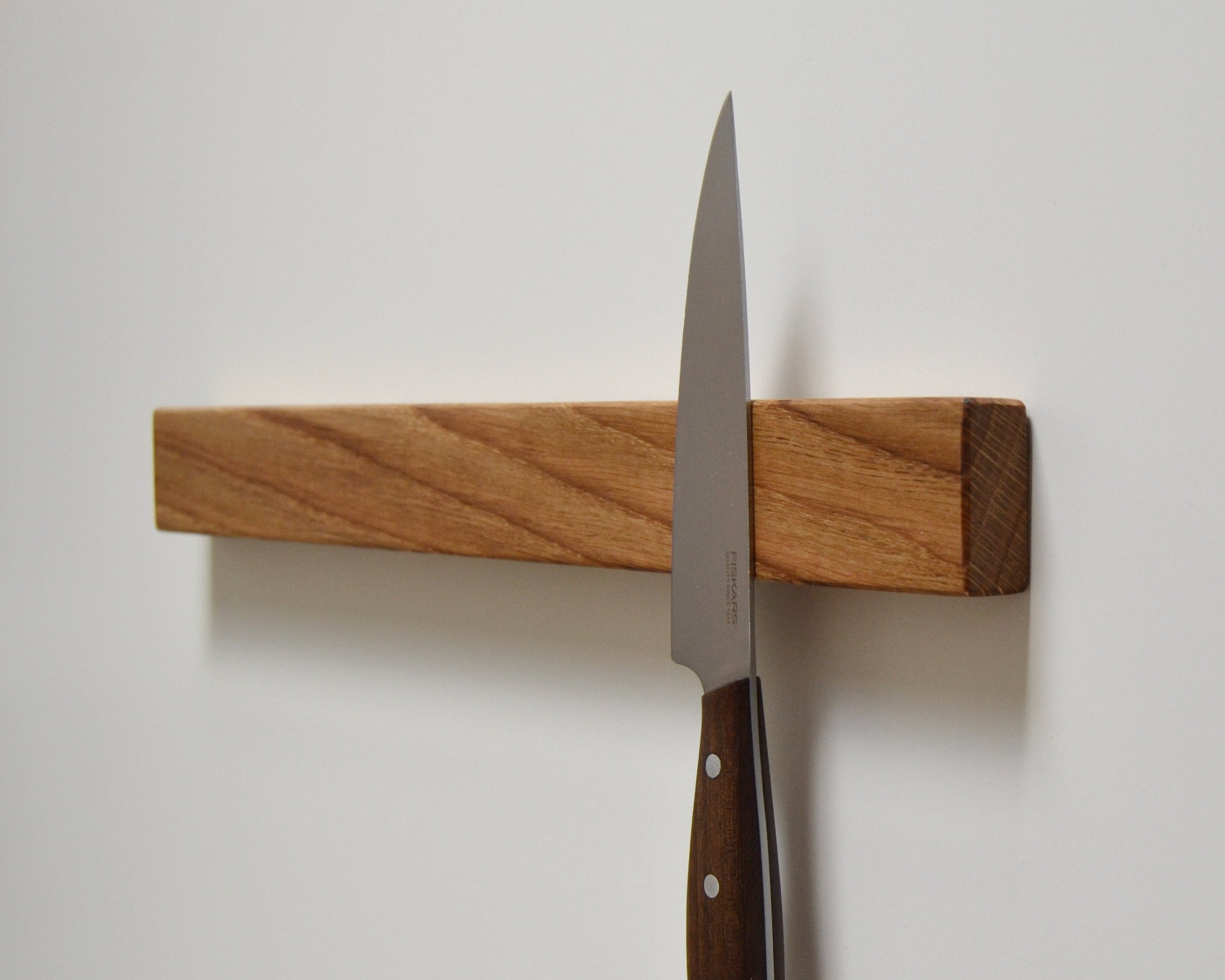 Magnetisk knivholder i massivt egetræ fra Vigen Design